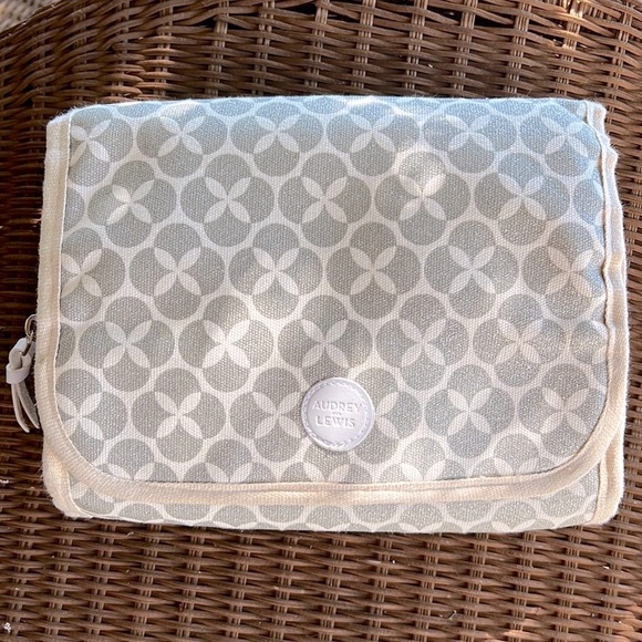 Audrey and Lewis Travel Toiletry Cosmetics Bag with Hook to Hang Silver Sparkles - Picture 1 of 7